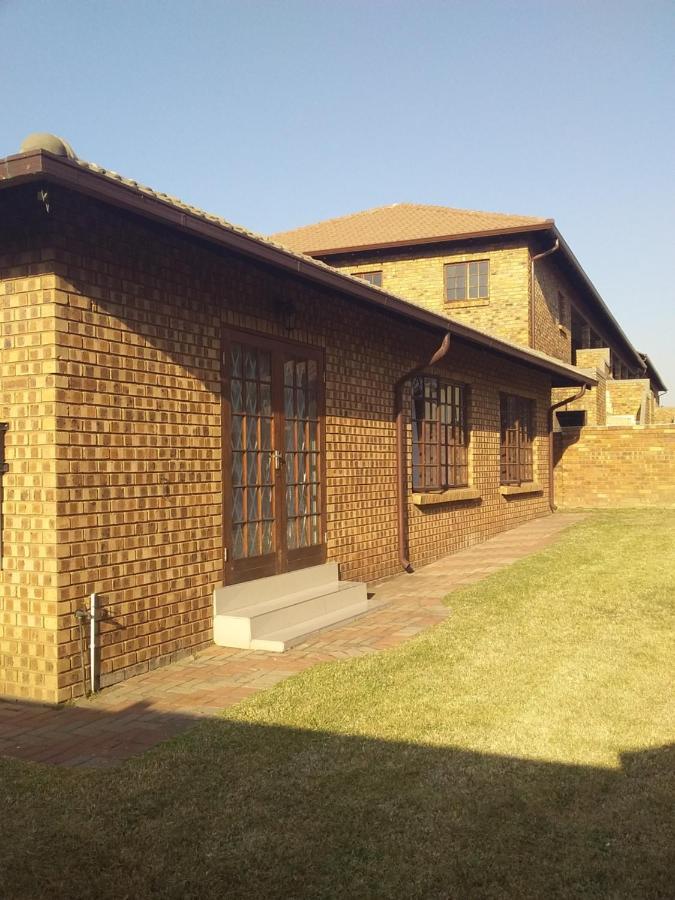 Tumi'S Home Away- 3 Bedroom Witbank Esterno foto