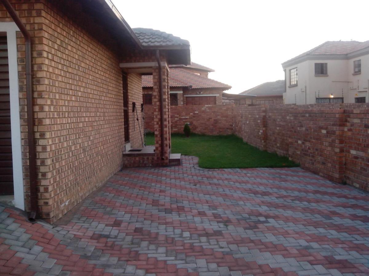 Tumi'S Home Away- 3 Bedroom Witbank Esterno foto