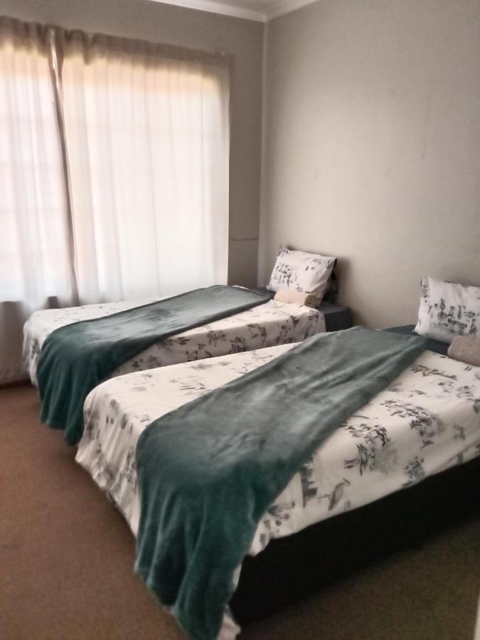 Tumi'S Home Away- 3 Bedroom Witbank Esterno foto