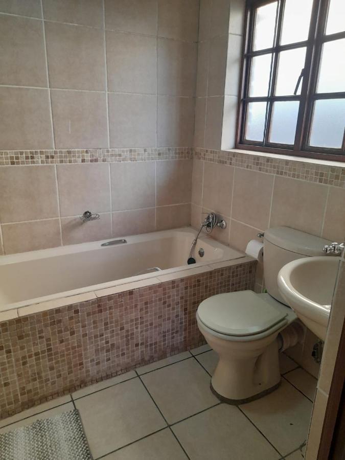 Tumi'S Home Away- 3 Bedroom Witbank Esterno foto