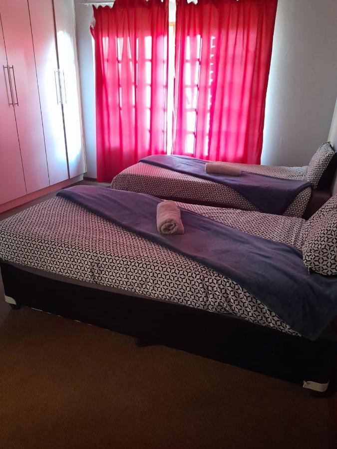 Tumi'S Home Away- 3 Bedroom Witbank Esterno foto